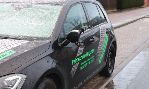 Der Spiegel des Fahrschulautos ist nicht mehr zu retten. Foto: Julia Seidel