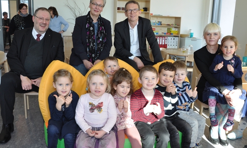 Feierten gemeinsam Eröffnung (v. l.): Stv. AWO-Vorstandsvorsitzender Dirk Bitterberg, Wolfsburgs Stadträtin Iris Bothe, Oberbürgermeister Klaus Mohrs und Kita-Leiterin Astrid Weinrich mit Kindern der neuen AWO-Kita Wendschott. Foto: AWO 