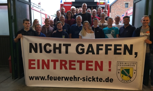Gruppenfoto mit Mara und Peter Kleeschätzky und den Mitgliedern der Feuerwehr Sickte Foto: Feuerwehr Sickte