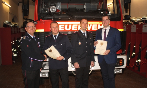 Oberbürgermeister Dr. Oliver Junk (rechts) und Christian Hellmeier gratulieren Ortsbrandmeister Kai Wegener und seinem Stellvertreter Ingo Politz (von links).