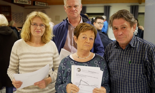 Annette Berndt und Roswitha Kirchberg: Sie hatten es erst aus der Zeitung erfahren müssen. rechts: Wolfgang Rosenthal. Foto: Alexander Panknin