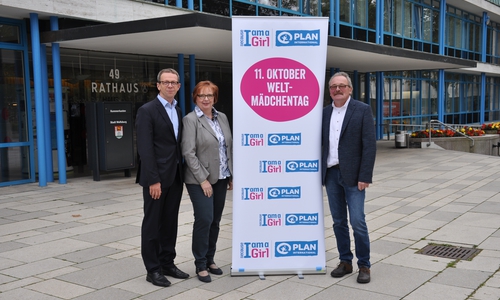 Oberbürgermeister Klaus Mohrs, Beate Ebeling (Gleichstellungsbeauftragte), Gisbert Tigges (Plan International). Fotos: Stadt Wolfsburg