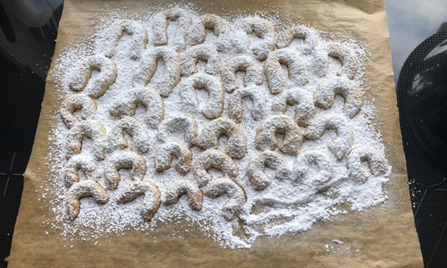 Nach etwa einer Stunde sind sie fertig: Vanillekipferl. Schnell gemacht und lecker. Fotos: Marc Angerstein