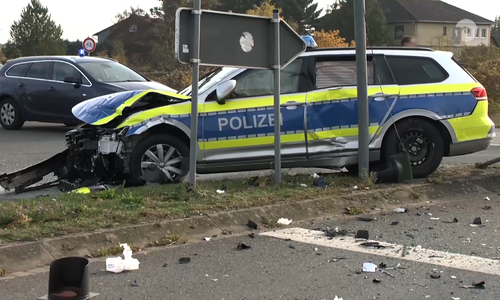 Die beteiligten Fahrzeuge wurden durch die Kollision stark beschädigt. Video: aktuell24