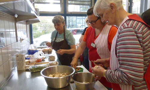 Die Senioren beim Kochen.
Foto: Seniorenbetreuung Schloß Schliestedt