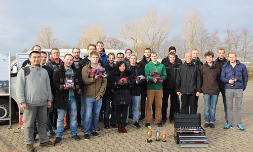 Die Masterstudenten sowie die Dozenten Professor Dr. Andreas Ligocki (vorne, sechster von rechts ) und Professor Dr. Ing. Sven Lippardt (vorne, fünfter von rechts) präsentieren die fünf ferngesteuerten Autos. Fotos: Max Förster