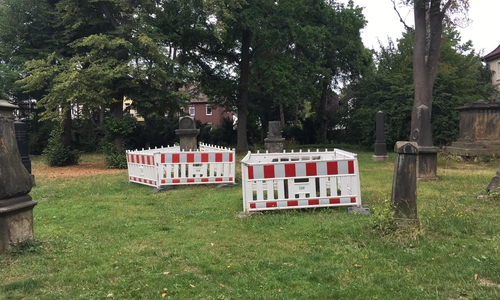 Bei einigen Grabsteinen auf dem Friedhof in der Friedrich-Wilhelm-Straße gibt es Bedenken hinsichtlich der Standfestigkeit. Fotos: Julia Seidel