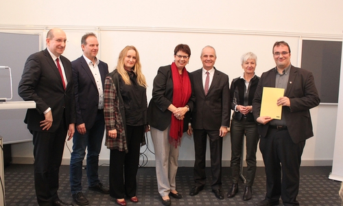 Für das Modellprojekt gab es einen Förderbescheid über 122.000 Euro. Diesen überreichte Europaministerin Birgit Honé (Mitte). Am Termin nahmen teil (v.l.): Landesbeauftragter Matthias Wunderling-Weilbier ,  Professor Dr. Gert Bikker (Ostfalia Hochschule Wolfenbüttel ), Uljana Klein (Landkreis Northeim), Birgit Honé, Goslarer Landrat Thomas Brych, Wolfenbüttels Landrätin Christiana Steinbrügge und Dr. Daniel Tomowski. Foto: Landkreis Goslar