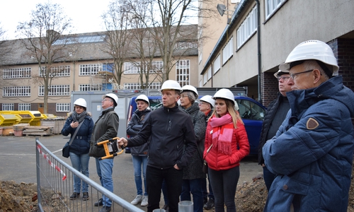 Artur Dorn vom GGM führt im Dezember 2018 die Mitglieder der Lenkungsgruppe über das Außengelände der ehemaligen Hauptschule Kaiserpfalz. Foto: Stadt Goslar