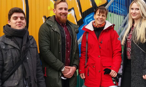 Von links: Johannes Skowron (1. Vorsitzender Sport gegen Rassismus e.V.), Maximilian Pink (GU Okeraue), Nadja Frick (Leiterin des Angebotes), Alina Hische (Sport gegen Rassismus e.V.)