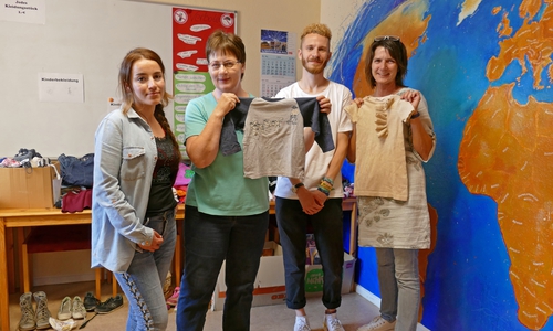 Jugendliche verkaufen Kleidung für den guten Zweck. Foto: Landkreis Peine