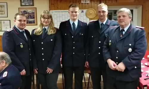 Niclas Schlechtweg wurde aufgrund seiner bestandenen Truppmann 1 Prüfung zum Feuerwehrmann befördert. Wiebke Oesterhelweg wurde zur Oberfeuerwehrfrau und Sebastian Picard zum Oberfeuerwehrmann befördert. Text und Foto: Jill Geske-Gloger 