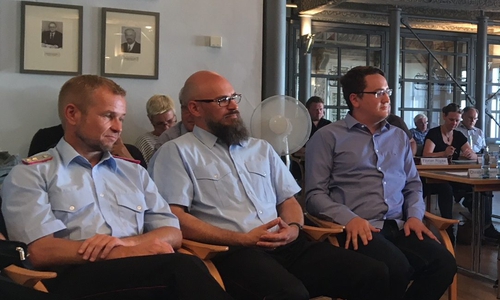 Pascal Hoppe (rechts im Bild) wurde zum neuen Ortsbrandmeister von Halchter gewählt. Foto: Jonas Walter