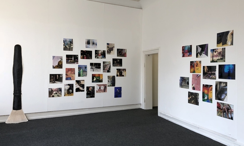 In einer fotografischen Serie haben sie ihr Spiel mit unerwarteten Momenten festgehalten. Fotos: Kunstverein Wolfenbüttel
