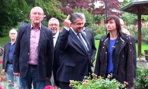 Sigmar Gabriel zeigt den Stinkefinger, Foto: Screenshot Video JN Braunschweig