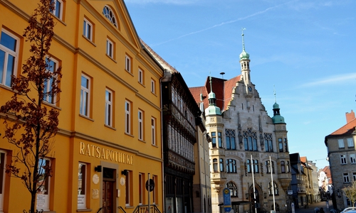 Die im Klassizismus-Stil erbaute Ratsapotheke ist ein Besichtigungspunkt bei der Stadtführung am 5. Mai. Foto: Mario Schrader

