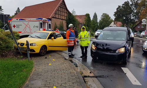 Die Fahrer der beiden Unfallfahrzeuge kamen in das Klinikum Gifhorn. Fotos: aktuell24 (KR)/Carsten Schaffhauser, Samtgemeindepressesprecher