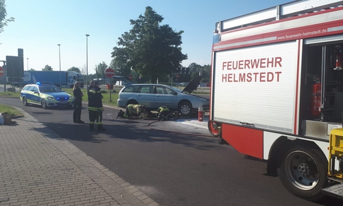 Ein Fahrzeug hatte auf der Raststätte Feuer gefangen. Fotos: Feuerwehr Helmstedt Alexander Weis
