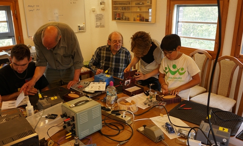 Die Jugendgruppe des Ortsverbandes Wolfsburg beim Bau eines Kurzwellenradios. Foto: DARC Ortsverband Wolfsburg
