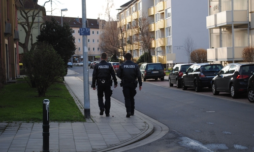 Im Bebelhof befragte die Polizei die Anwohner. jetzt werden Verbindungen nach Hannover Hannover geprüft. Foto: Robert Braumann