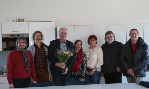 Die Cremlinger Grünen ließen sich das neu eingerichtete LehrerInnenzimmer der Grundschule Destedt zeigen; v.l. Diethelm Krause-Hotopp, Christian Rothe Auschra, Schulleiter Ulli Kleinfeldt, Ulrike Siemens, Ute Baars (Schulausschussvorsitzende/SPD), Jochen Fuder und Horst Gilarski. Foto: Grüne
