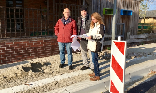 Henning Niemeier, Karsten Ansorge und Ulrike Wöhler vergleichen die Bauarbeiten mit den Planungsunterlagen. Foto: CDU