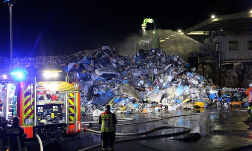 Aufregung am Freitagabend - auf der Mülldeponie brannte es. Fotos: Rudolf Karliczek