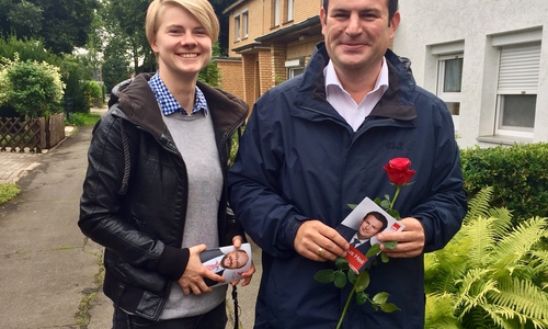 Hubertus Heil war mit Unterstützerin Leonie Pfeiffer von der SPD-Peine auf Hausbesuchstour. Foto: SPD