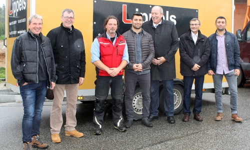 Jörg Zimmermann und Matthias Möhle mit Vertretern der Gemeinde Ilsede und den Inhabern der Firmen Baugeschäft Peter Lippels und Mauerwerk Hausbau GmbH. Foto: SPD Peine