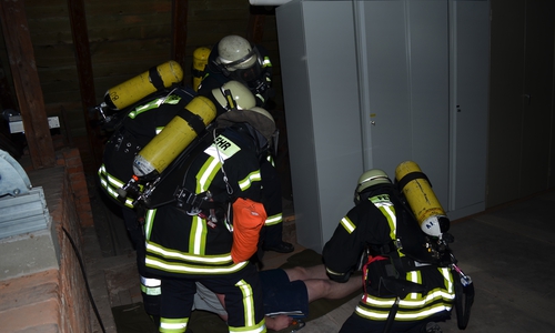 Einsatzkräfte retten Person auf einem Bergetuch. Foto: Privat
