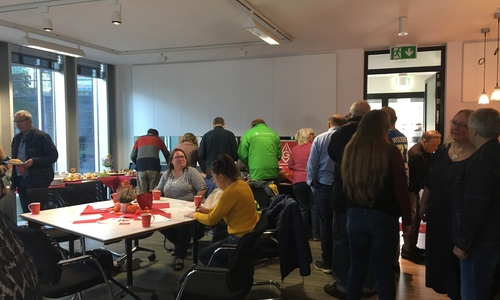 Etwa 50 Erwerbslose trafen sich im Haus der Gewerkschaften zum Erwerbslosenfrühstück.

Foto: IG Metall
