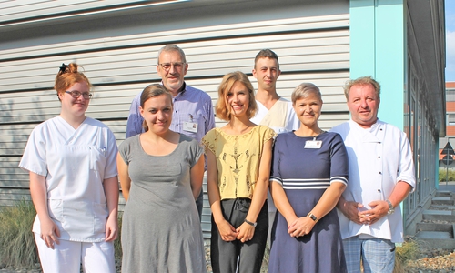 Die „Neuen“ im Städtischen Klinikum (erste Reihe v. l.): Sarah Dorothee Kühlborn, Auszubildende Köchin, Patricia-Maria Beigel, Auszubildende Kauffrau für Büromanagement, Anna-Lena Salge, Auszubildende Kauffrau für Büromanagement,  Karina Hesse, Stellv. Leitung Personalabteilung, Georg Hujer, Küchenleiter. Im Hintergrund: Personalleiter Daniel Schumann und Christoph Bartelborth, Auszubildender Koch. Foto: Städtisches Klinikum Wolfenbüttel