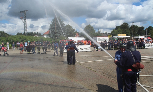 Die Ehrenmitglieder traten im Rahmen des Kreisfeuerwehrwettbewerbes zu den Eimerwettspielen an. Fotos: Andreas Meißner, Kreispressesprecher Nord