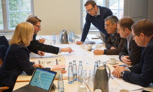 In Sickte und Baddeckenstedt setzen sich die Politiker mit dem Thema Hochwasserschutz auseinander. Im Bild: Axel Brammer, Volker Senftleben, Klaus Kubitschke, Marcus Bosse, Dunja Kreiser, Guido Pott und Gerd Hujahn. Foto: SPD