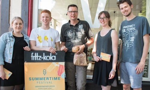 Bäckermeister Carsten Richter (mitte), stellte (v.l.) Gesa Meyer, Philipp Ballschuh, Susanne Sobottke und Malte bei der Wieden, vom Team des Summertime Festivals, seine exklusive Brötchen-Kreation vor. Foto: Werner Heise