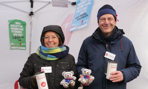 Evelyne Brambilla und Jürgen Hoffmann standen auch bei schlechtem Wetter für die gute Sache ein und sammelten weiter Spenden. Foto: Robert Braumann
