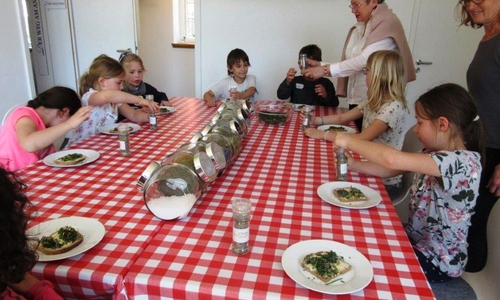 Das gemeinsame Essen der mit frischen Kräutern belegten Butterbrote. Foto: Gärtnermuseum