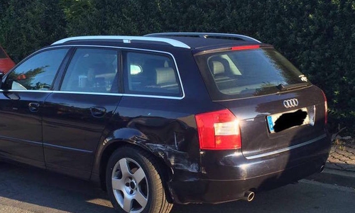 An einem Auto entstand ein Schaden von rund 3.000 Euro. Der Unfallverursacher haute ab. Foto: Privat