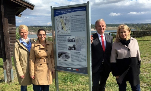 v.l.: Anja Kremling-Schulz und Sophie Flohr (Stadt Helmstedt), Mathias Grote (Braunschweigische Sparkassenstiftung), Birgit Wippich (Stadt Helmstedt). Foto: Stadt Heldmstedt