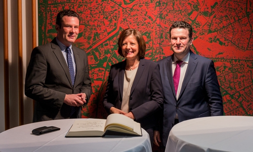 Malu Dreyer trug sich in das Goldene Buch der Stadt Gifhorn ein. Foto: SPD