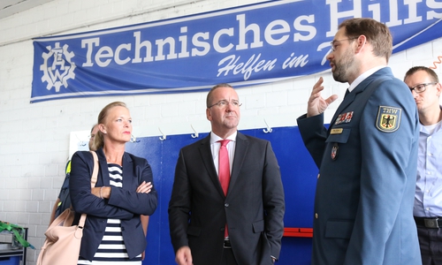 Boris Pistorius (Mitte) informierte sich am Mittwoch gemeinsam mit der SPD-Landtagskandidatin Dunja Kreiser beim Ortsbeauftragtem Marc Bühner über die Arbeit des THW. Fotos/Podcasts: Werner Heise