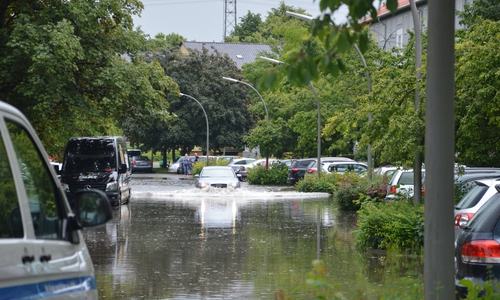 Der Regen sorgte für überflutete Straßen und vollgelaufene Keller. Foto: Stefanie Freitag
