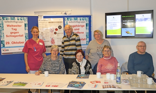 von links: Martina Sharman vom Städtischen Klinikum und die Mitglieder der Selbsthilfegruppe Schlaganfall Wolfenbüttel Hildegard Friske, Klaus Ebers, Sieglinde Neutzler-Buch, Veronika Könnecke, Ursula Ebers und Dierk Könnecke informierten im Rahmen des Welt-Schlaganfalltags im Klinikum. Foto: Städtisches Klinikum

 