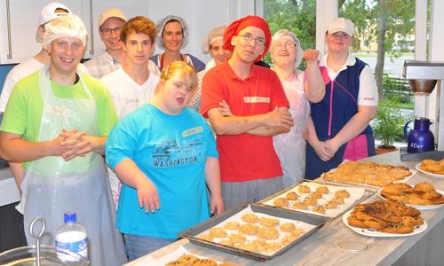 Die Beschäftigten und die Gesellen hatten beim Backen viel Spaß. Fotos: Lebenshilfe 