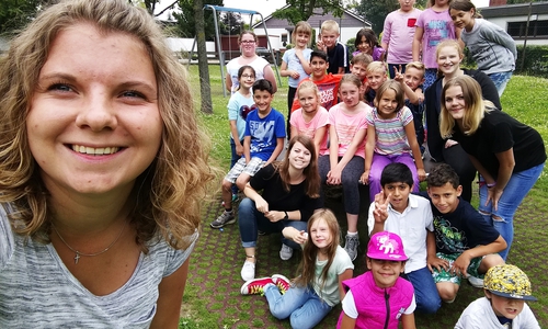 Die Betreuer Fenja Metzner (vorne links), Swenja Bolten (Mitte links) und Jana Umlauft (Mitte rechts) mit Ferienkindern im Alter von 6 bis 10 Jahren. Foto: Ulme


