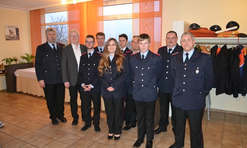 Detlev Gliese Ortsbrandmeister, Falk Hensel, Nico Schmidt, Cederik Becker, Niklas Becker, Theresa Weigelt, Armin Andreas Pape, Leon Fricke,Rüdiger Hartman Stadtbrandmeister, Mario Nitsch stv.Ortsbrandmeister (v. li.). Fotos: privat