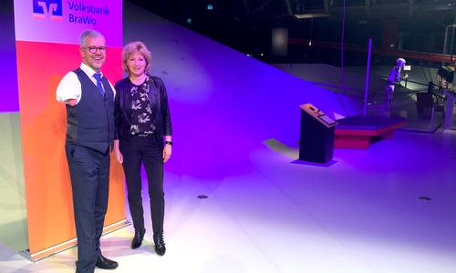 Rainer Schmidt, mehrfacher Paralympics-Medaillengewinner, verriet auf Einladung der Initiatorin des Entscheiderinnenabends Claudia Kayser, Leiterin der Direktion Wolfsburg bei der Volksbank BraWo, in seinem Vortrag sein Geheimrezept zum Erfolg. 
Foto: Volksbank BraWo