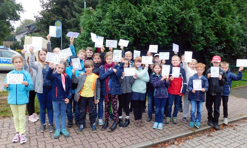 Die Schüler überreichten den Fahrern ihre selbstgemachten Karten. Foto: Gemeinde Lehre