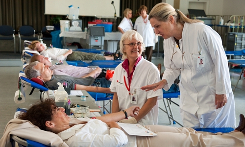 Auch in der Zeit der Ferien sind klinische Einrichtungen auf Blutspenden angewiesen. Foto: Blutspendedienst NSTOB