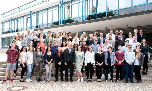 Die neuen Auszubildenden bei der Stadt mit dem Oberbürgermeister Klaus Mohrs. Foto: Stadt Wolfsburg 